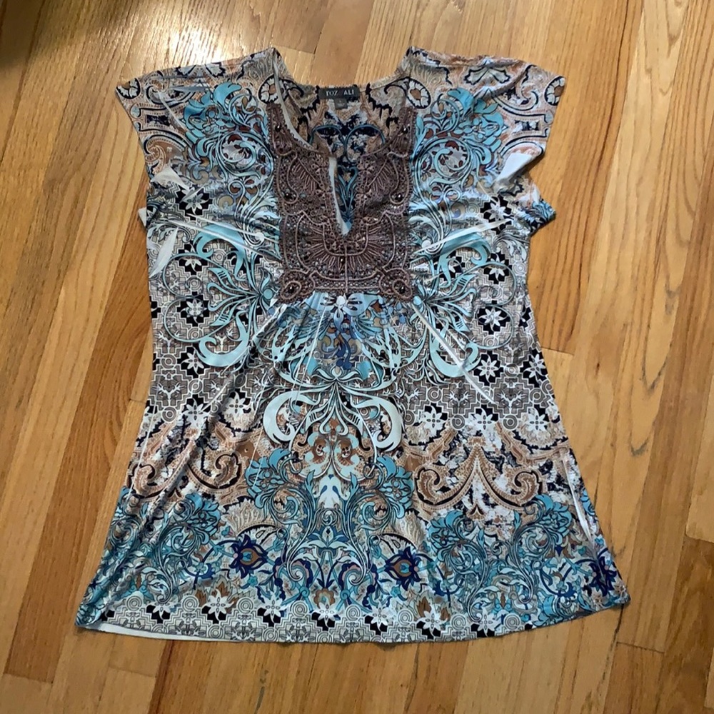 Size Large women’s dress shirt. Like new.